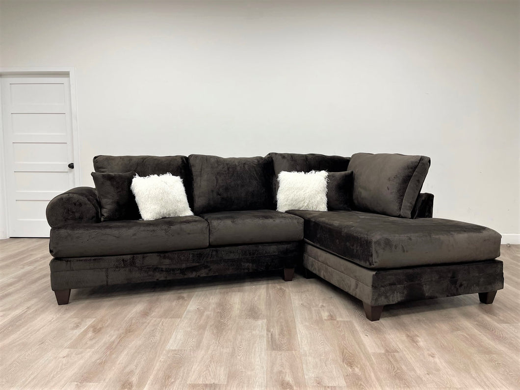 900 SECTIONAL W/ PILLOWS (2 COLORS)